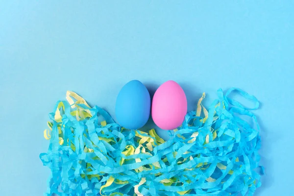 Conjunto de huevos de Pascua sobre fondo azul brillante Decoraciones de Pascua — Foto de Stock