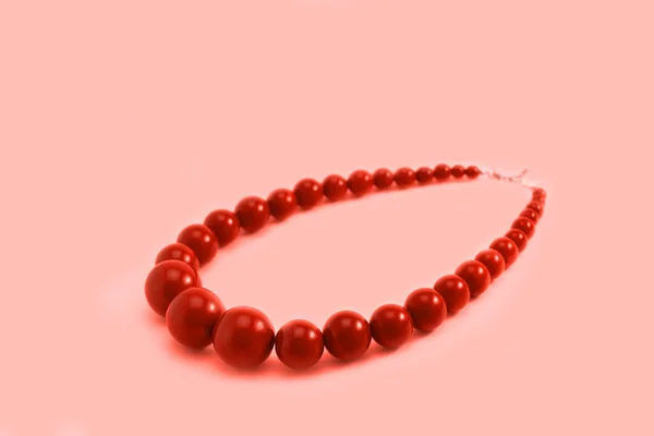 Bijoux femmes perles rouges sur fond de corail . — Photo