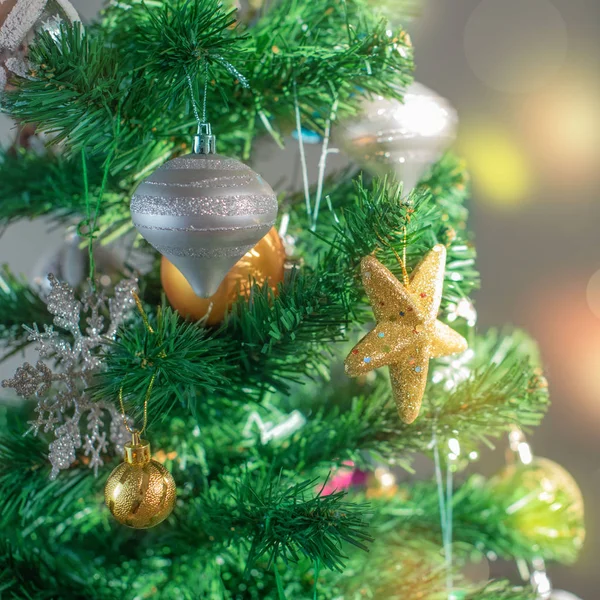 크리스마스 트리 축제 배경입니다. Xmas 장식 장난감 공 눈송이 콘 스팽글 스타 눈송이. — 스톡 사진