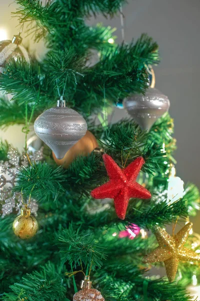 크리스마스 트리 축제 배경입니다. Xmas 장식 장난감 공 눈송이 콘 스팽글 스타 눈송이. 수직 — 스톡 사진