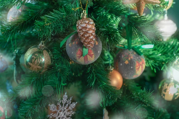 Árvore de Natal fundo festivo. Xmas decoração brinquedo bolas floco de neve cone lantejoulas estrela floco de neve . — Fotografia de Stock