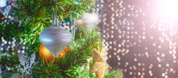 Banner Christmas Tree świąteczne tło. Xmas dekoracje zabawki kulki śnieżynka stożek cekiny Star śnieżynka. — Zdjęcie stockowe