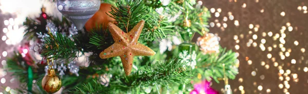 Banner kerstboom feestelijke achtergrond. Xmas decor speelgoed ballen Snowflake Cone pailletten ster Snowflake. — Stockfoto