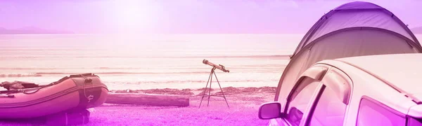 Bannière vacances touristiques avec des tentes sur la plage Image teintée en rose fluo violet — Photo