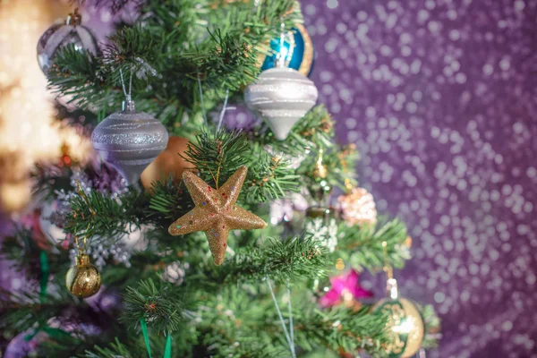 Choinka Świąteczna tło. Xmas dekoracje zabawki kulki śnieżynka stożek cekiny Star śnieżynka. — Zdjęcie stockowe