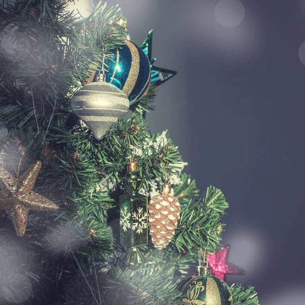 Choinka Świąteczna tło. Xmas dekoracje zabawki kulki śnieżynka stożek cekiny Star śnieżynka. — Zdjęcie stockowe