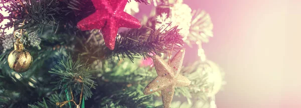 Πανό χριστουγεννιάτικο δέντρο εορταστική φόντο. Χριστούγεννα διακόσμηση παιχνίδι μπάλες Χιονονιφάδα κώνου πούλιες αστέρι Χιονονιφάδα. — Φωτογραφία Αρχείου