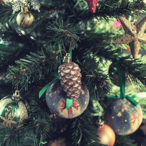 Noel ağacı şenlikli arka plan. Xmas dekor oyuncak topları kar tanesi koni payetler yıldız kar tanesi. — Stok fotoğraf