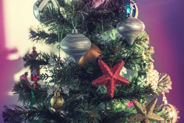 Χριστουγεννιάτικο δέντρο εορταστική φόντο. Χριστούγεννα διακόσμηση παιχνίδι μπάλες Χιονονιφάδα κώνου πούλιες αστέρι Χιονονιφάδα. — Φωτογραφία Αρχείου
