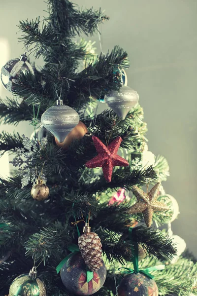 Árvore de Natal fundo festivo. Xmas decoração bola de brinquedo floco de neve cone lantejoulas estrela floco de neve. Vertical — Fotografia de Stock