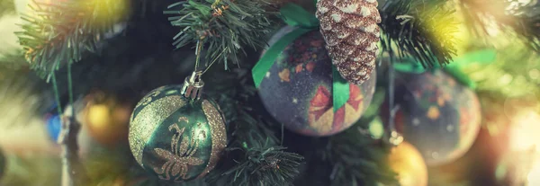 배너 크리스마스 트리 축제 배경입니다. Xmas 장식 장난감 공 눈송이 콘 스팽글 스타 눈송이. — 스톡 사진