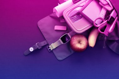 Banner Arka Plan geri kopya alanı ile okula. Neon arka plan üzerinde Kırtasiye kalem kalem cetvel sırt çantası öğle yemeği kutusu