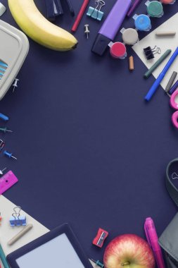 Banner Arka Plan geri kopya alanı ile okula. Siyah arka plan üzerinde Kırtasiye kalem kalem cetvel sırt çantası öğle yemeği kutusu