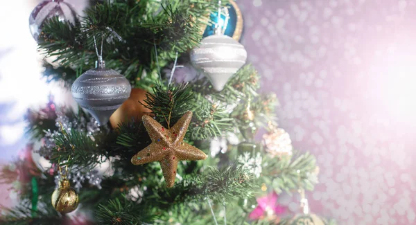Banner Christmas Tree świąteczne tło. Xmas dekoracje zabawki kulki śnieżynka stożek cekiny Star śnieżynka. — Zdjęcie stockowe