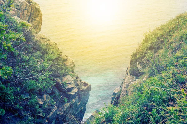 Kaya denizi kıyısı gün doğumu. Seascape yaz sezonu Doğal arka plan — Stok fotoğraf