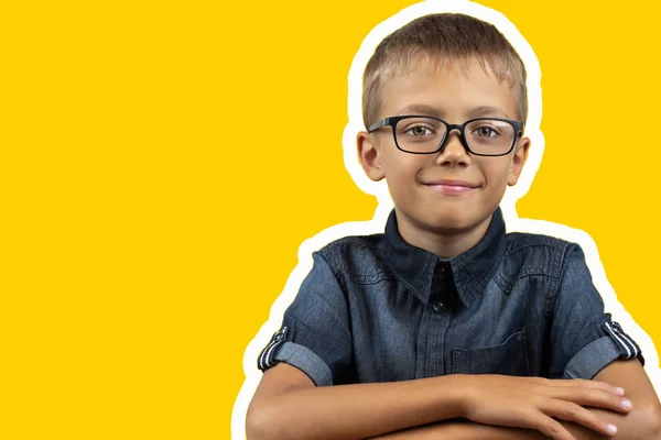 Banner felice ragazzo sorridente con occhiali camicia nera su sfondo giallo Ritratto di un collage ragazzo di 7 anni — Foto Stock