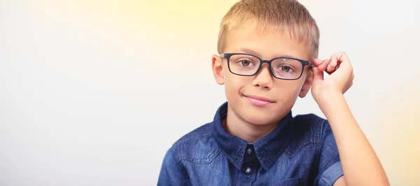 Banner kleiner Junge mit Brille korrigiert Kurzsichtigkeit Nahaufnahme Porträt Augenheilkunde Problem selektiver Fokus — Stockfoto