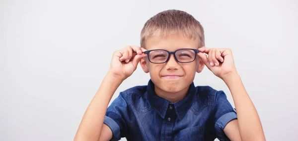 Мальчик-баннер в очках корректирует близорукость крупным планом портрет Офтальмологическая проблема избирательного фокуса — стоковое фото