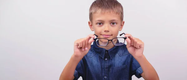 Banner bambino con gli occhiali correggere miopia ritratto primo piano problema oftalmologia fuoco selettivo — Foto Stock