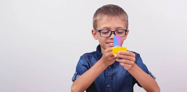 Banner Schoolboy in camicia blu seduto al tavolo. Ragazzo con gli occhiali su sfondo bianco Concetto torna a scuola — Foto Stock