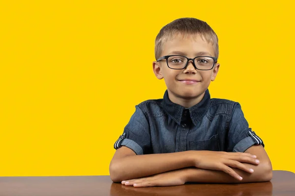 Banner felice ragazzo sorridente con occhiali camicia nera su sfondo giallo Ritratto di un ragazzo di 7 anni — Foto Stock