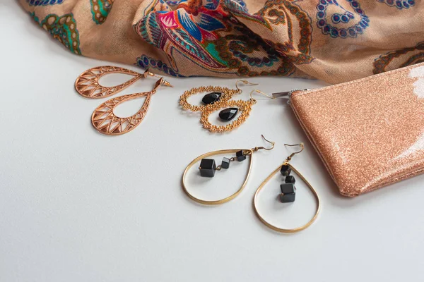 Beyaz bir arka plan Mavi eşarp takı çanta küpe Oryantal tarzı Kadın moda aksesuarları