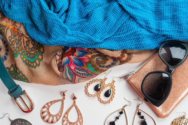 Beyaz bir arka plan Mavi eşarp takı gözlük kayış çanta küpe Oryantal tarzı Kadın moda aksesuarları
