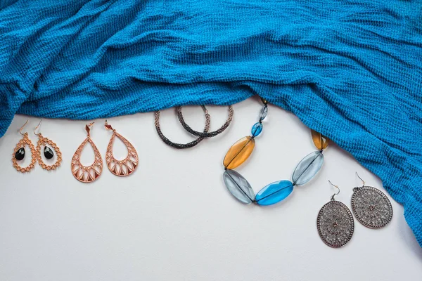 Accesorios de moda para mujer de estilo oriental sobre fondo blanco Pendientes de joyería de bufanda azul — Foto de Stock