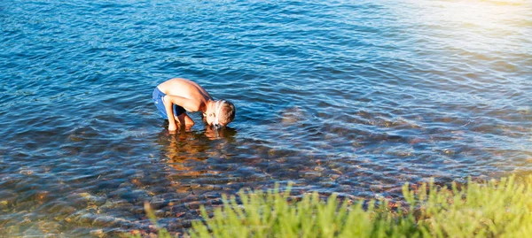 Banner Boy w maska do nurkowania na plaży Turystyka morska podróży — Zdjęcie stockowe