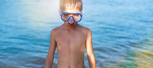 Banner Boy in a diving mask on the beach Sea tourism travel — Stock Photo, Image