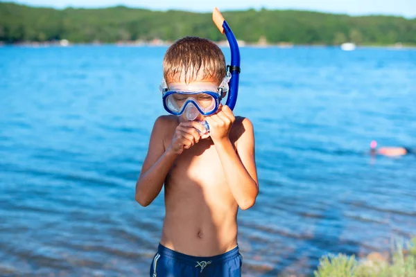Мальчик в маске для дайвинга на пляже — стоковое фото