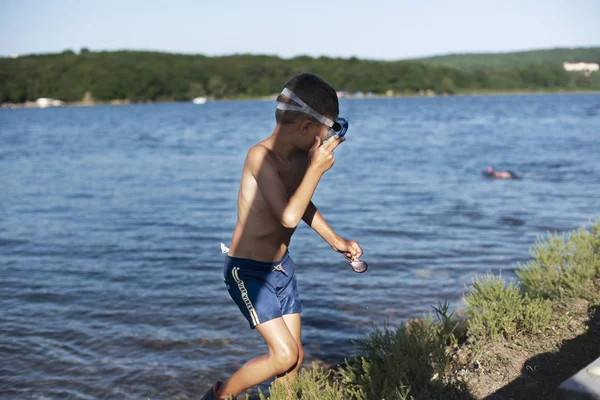 Chłopiec w maska do nurkowania na plaży Turystyka morska podróży — Zdjęcie stockowe