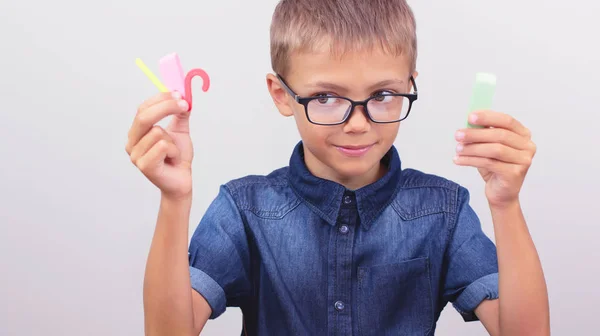 Banner Schoolboy in camicia blu seduto al tavolo. Ragazzo con gli occhiali su sfondo bianco Concetto torna a scuola — Foto Stock