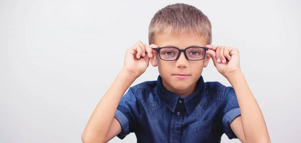 Banner niño pequeño con gafas corrigiendo miopía primer plano retrato oftalmología problema enfoque selectivo —  Fotos de Stock