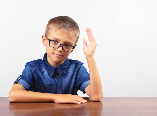 Banner Schoolboy in camicia blu seduto al tavolo. Ragazzo con gli occhiali su sfondo bianco Concetto torna a scuola — Foto Stock
