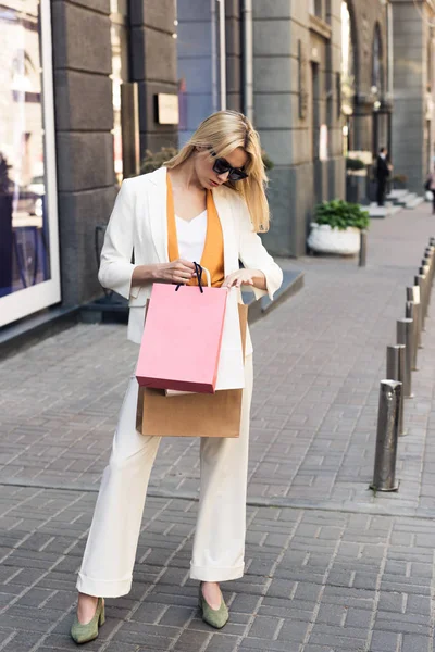 Visão Comprimento Total Mulher Jovem Elegante Olhando Sacos Compras Rua — Fotografia de Stock Grátis
