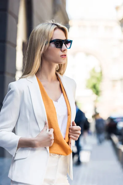 Portrait Beautiful Young Blonde Woman Sunglasses Looking Away Street — Stock Photo, Image