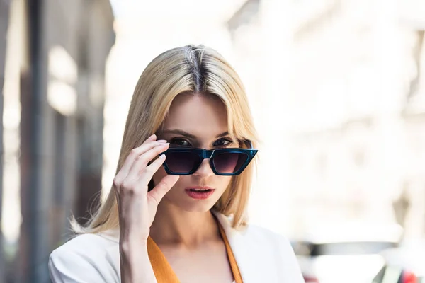 Portrait Beautiful Young Blonde Woman Adjusting Sunglasses Looking Camera — Stock Photo, Image