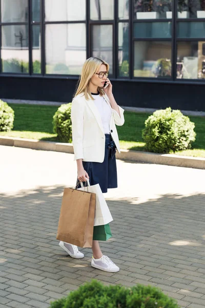 Mujer Joven Con Estilo Sosteniendo Bolsas Compras Hablando Por Teléfono — Foto de Stock