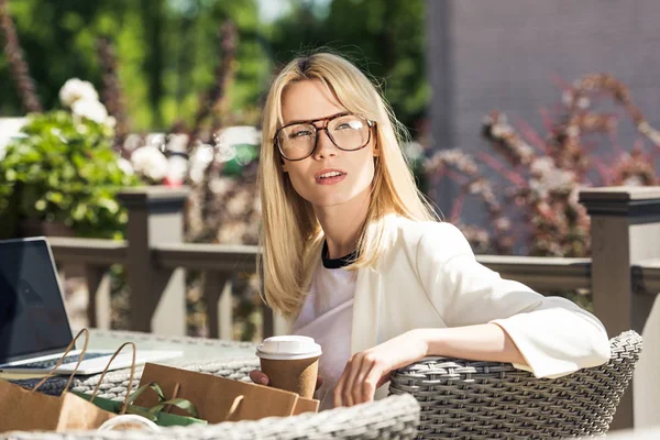 Bella Ragazza Bionda Occhiali Che Tengono Tazza Caffè Usa Getta — Foto Stock