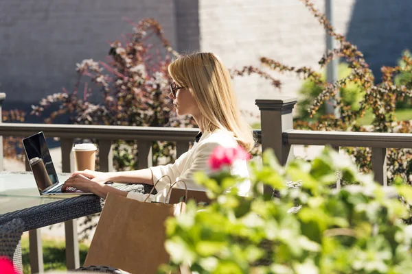 Selective Focus Beautiful Young Woman Paper Bags Using Laptop — Stock Photo, Image