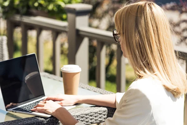 Jovem Loira Usando Laptop Com Tela Branco — Fotografia de Stock