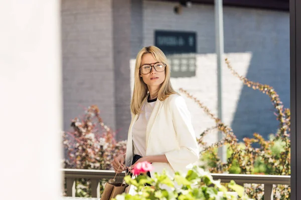 Hermosa Joven Rubia Gafas Con Bolsas Compras Mirando Hacia Otro —  Fotos de Stock