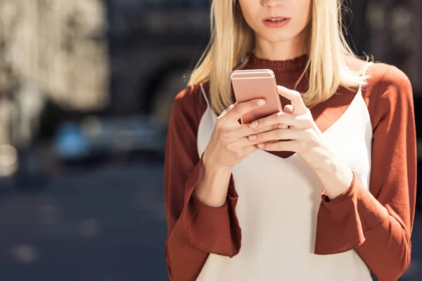 Ritagliato Colpo Giovane Donna Bionda Utilizzando Smartphone Sulla Strada — Foto Stock