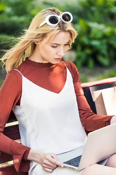 Mooie Jonge Blonde Vrouw Met Laptop Zittend Bank — Stockfoto