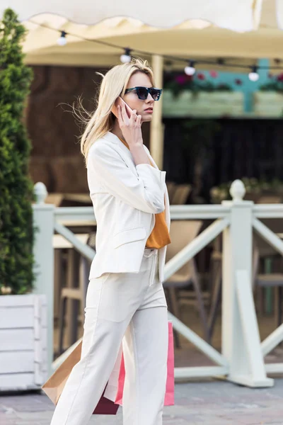Beautiful Fashionable Woman Shopping Bags Talking Smartphone Walking Street — Stock Photo, Image