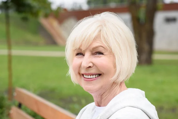Porträt Einer Fröhlichen Seniorin Auf Bank Park — Stockfoto