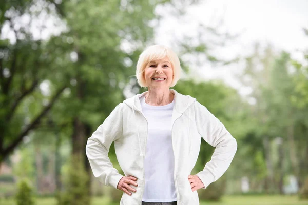 Lachende Ouderen Sportvrouw Permanent Groen Gazon Een Park — Stockfoto