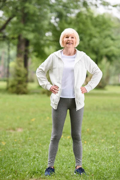 Ηλικιωμένοι Αθλήτρια Στέκεται Στο Καταπράσινο Γρασίδι Στο Πάρκο — Φωτογραφία Αρχείου
