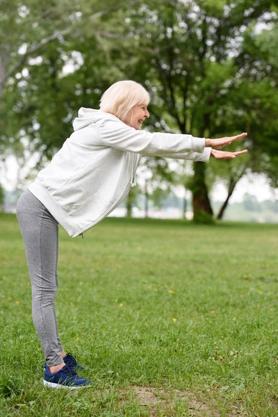 Ältere Sportlerin Beim Training Auf Grünem Gras Park Gesunder Lebensstil — kostenloses Stockfoto